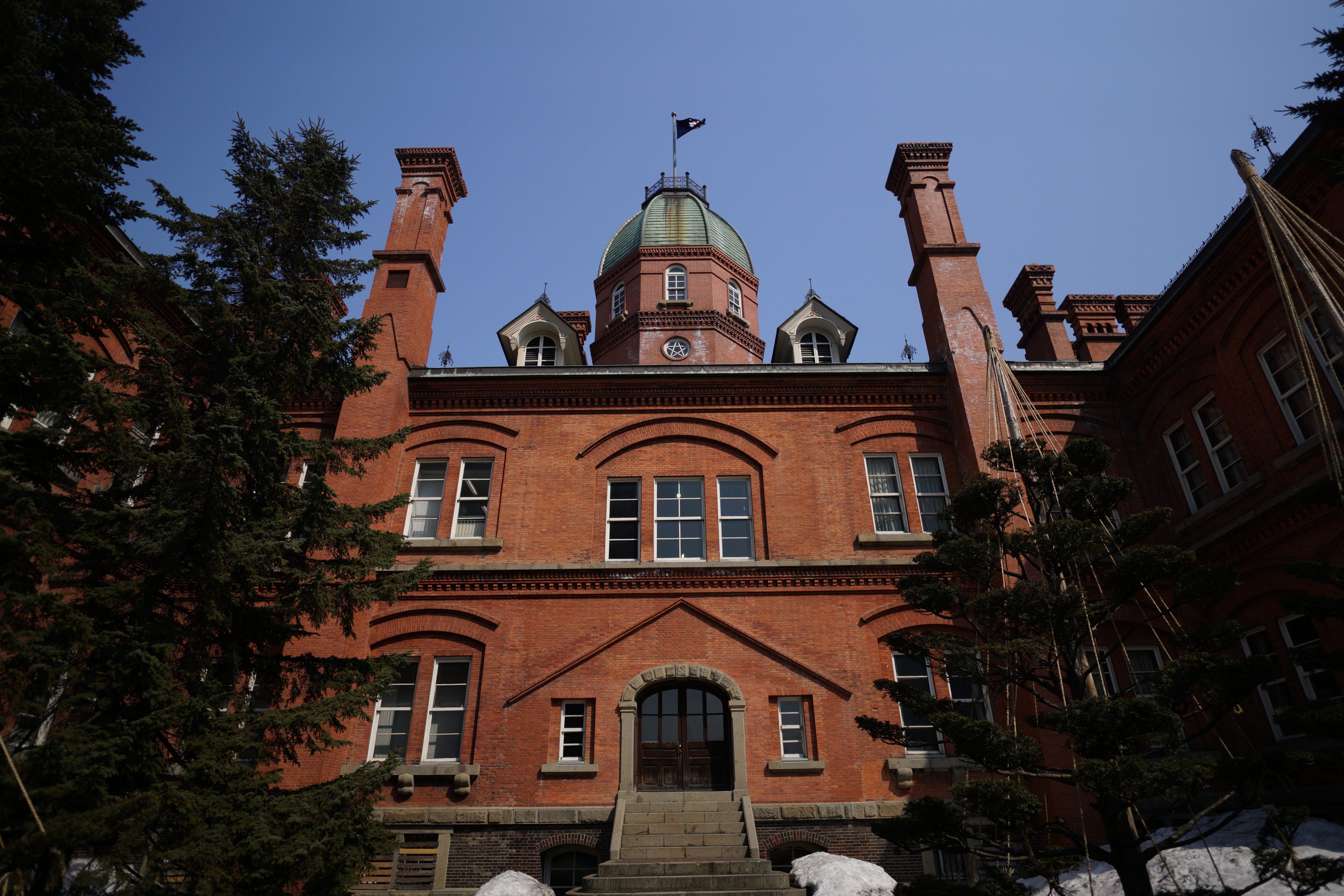 絞りによる画質の変化をチェックしたうちの1コマ。四隅は崩れているものの、それ以外は良好。周辺光量低下も少ない（補正はオフにしている）。ISO100 / F2.8 / 1/3,200秒