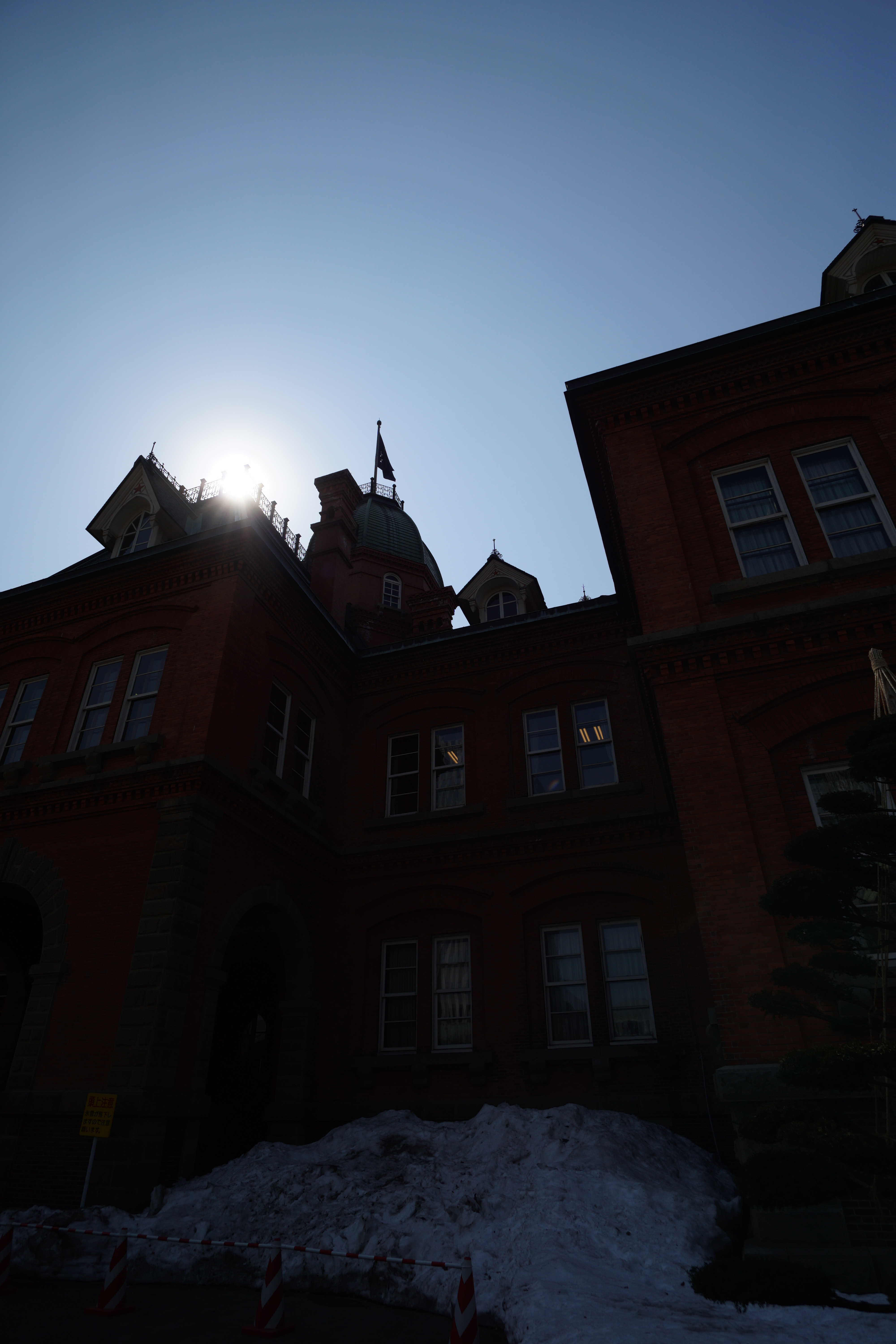 フレアやゴーストはまったく出ないわけではないが、出てもあまり目立たない（2階の窓のところに出ている）。ISO100 / F4.5 / 1/3,200秒