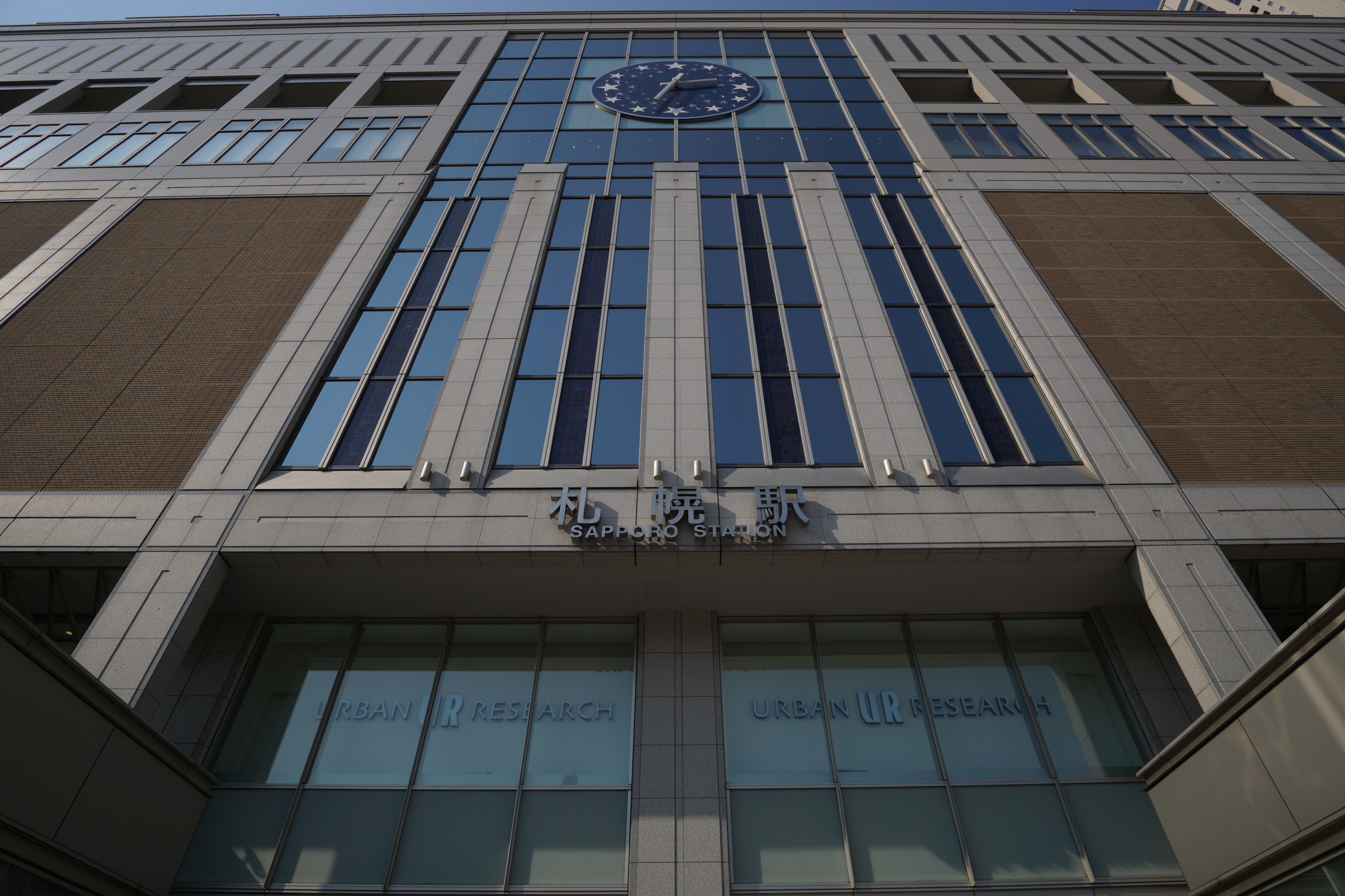 あえて歪曲収差が目立つように撮ったが（歪曲収差補正はオフ）、超広角としては良好。というか、このぐらいが普通であって欲しい。ISO100 / F5.6 / 1/1,250秒