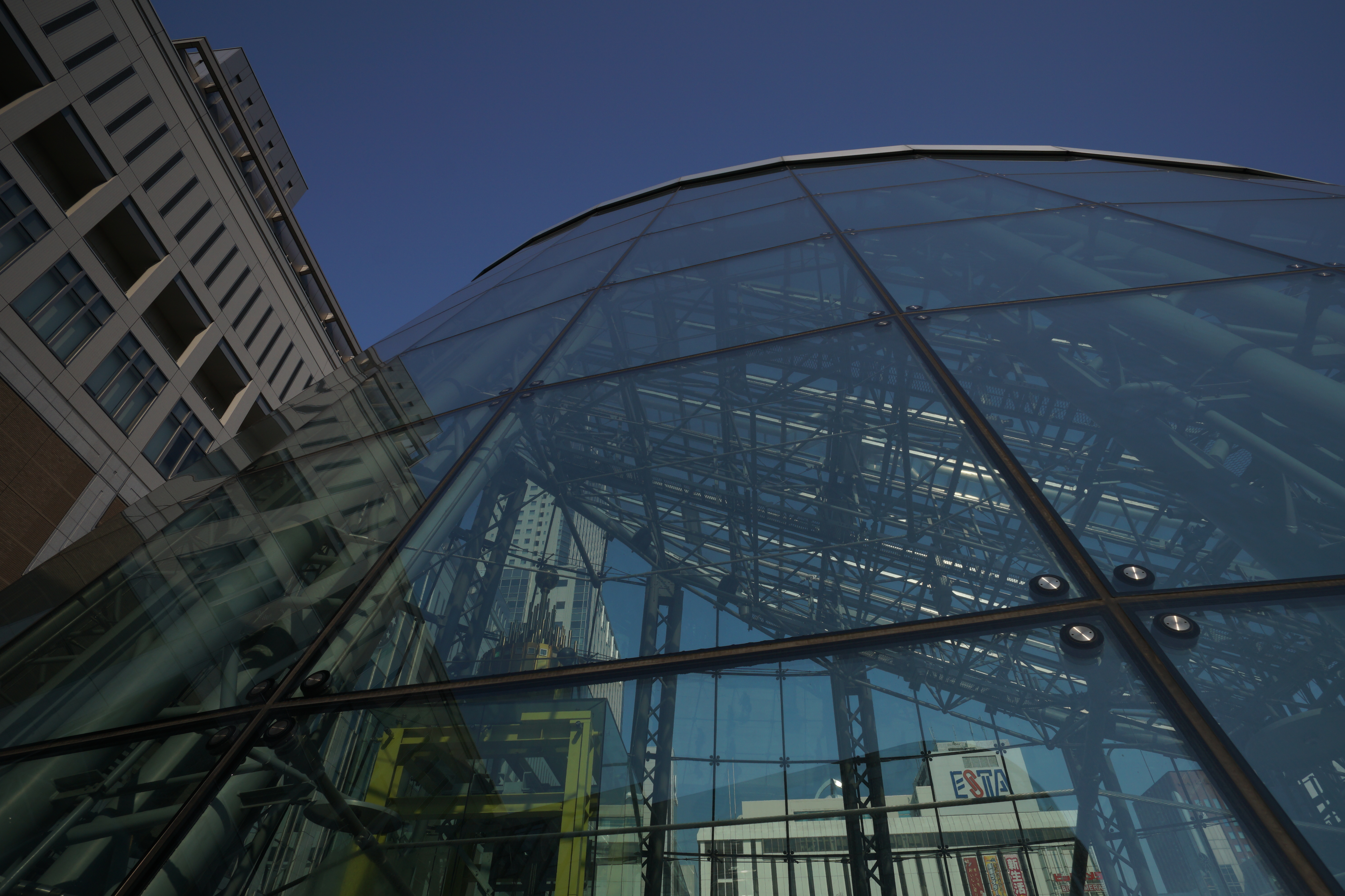 α6000は“親指AF”を使ってみている。まだ不慣れなので、ピンボケ量産中である。このガラスのドームも何パターンか撮ったが、ほかは全部ピンボケだった。ISO100 / F10 / 1/400秒