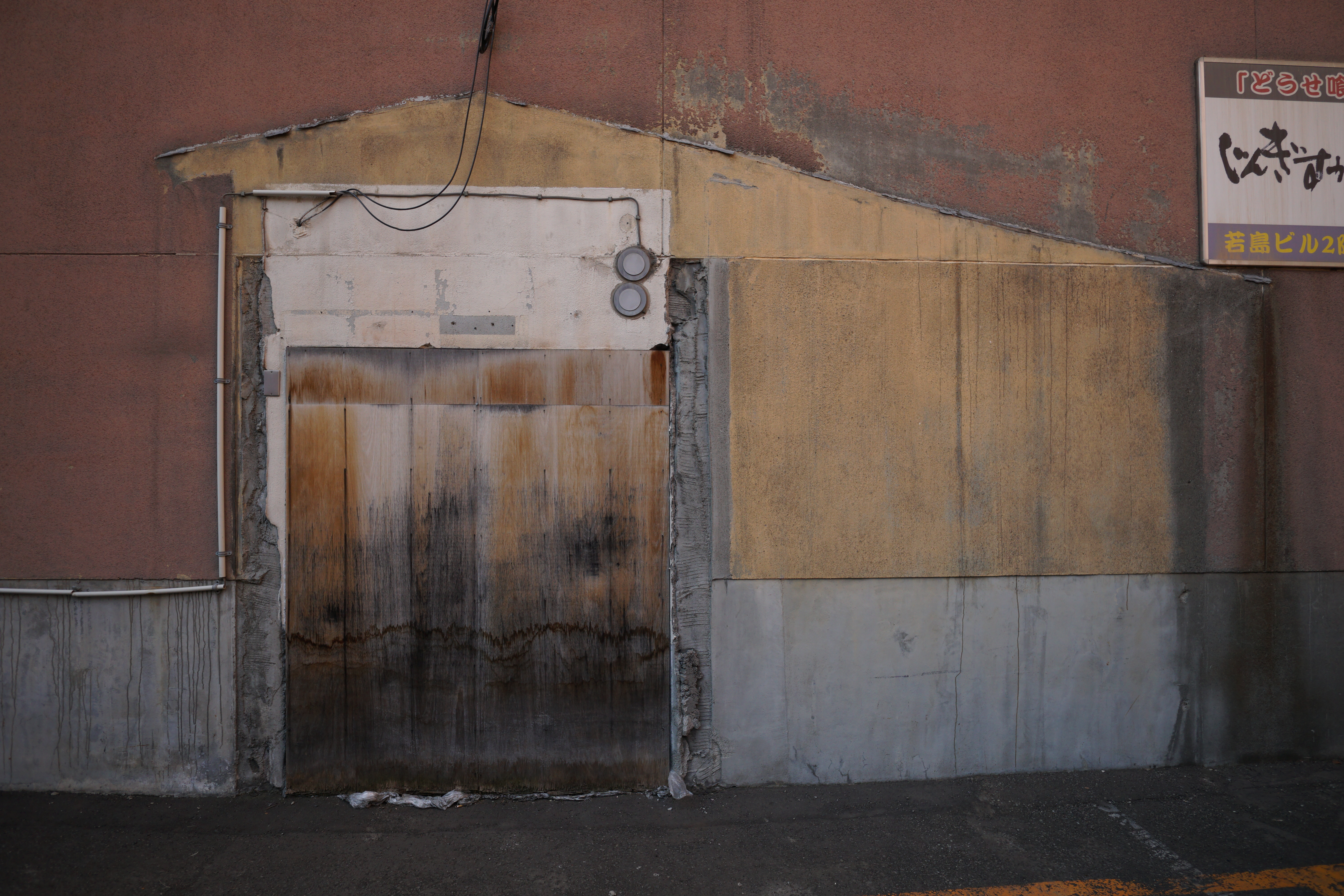 ここにあった何かをつぶした痕。みょうに生々しい、というか、痛そうに見えた。ISO200 / F3.5 / 1/800秒