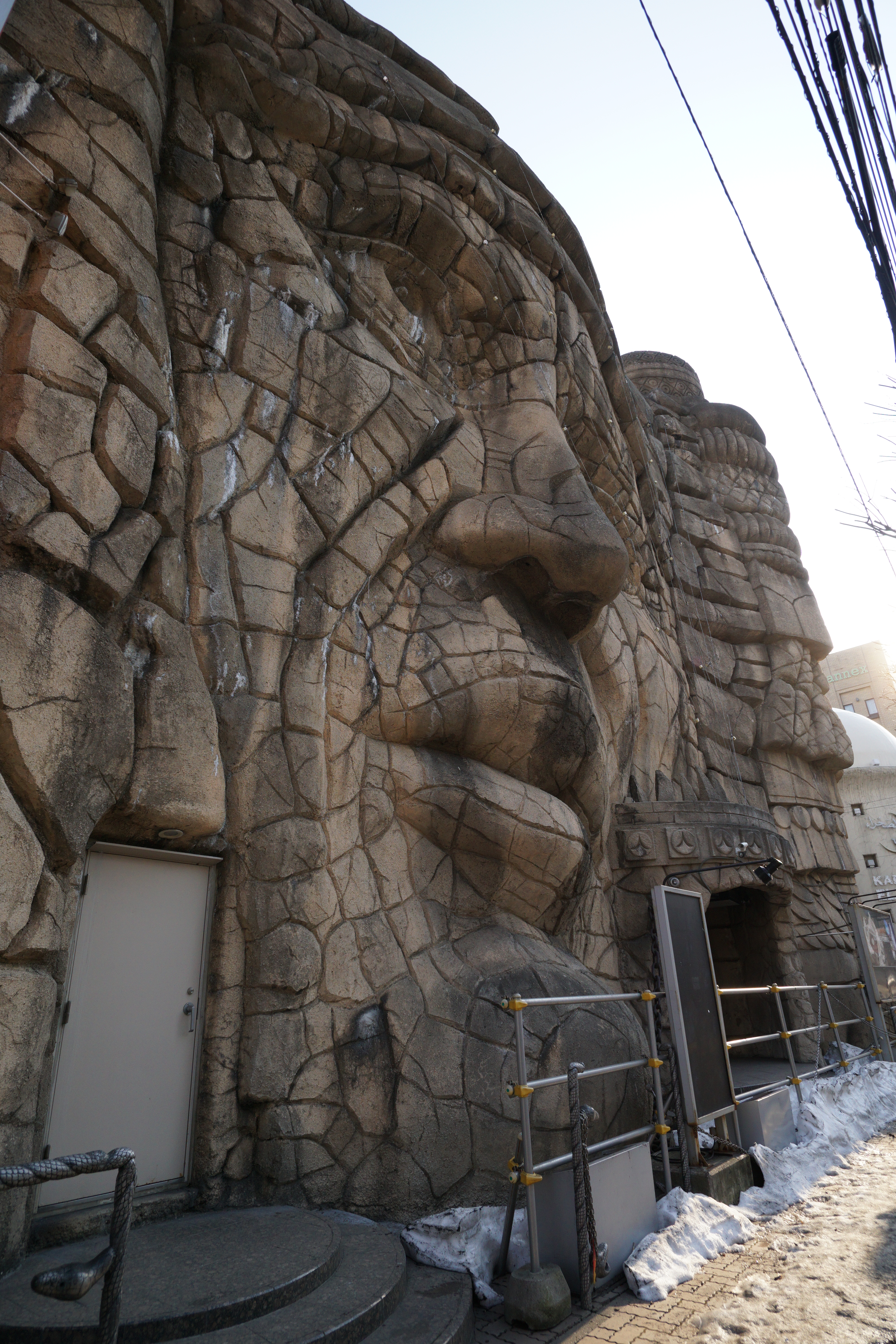 街を歩いていて、唐突にこんな外観の建物に出会ったときの驚きはなかなかのものだと思う。ISO400 / F5.6 / 1/500秒