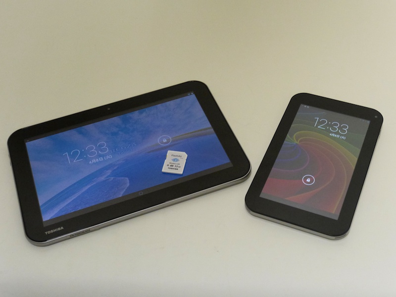 REGZA Tabletは10型ワイドのAT503（左）と7型ワイドのAT374（右）を用意した