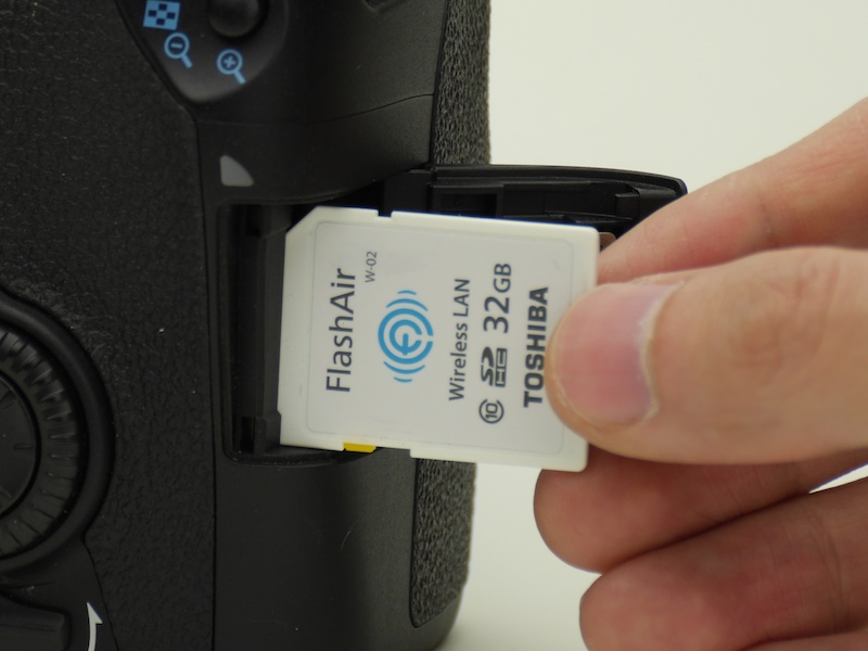 操作ステップは簡単。まずはFlashAirをカメラにセット