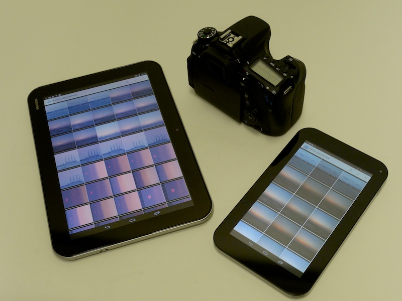 カメラの電源を入れたまま、タブレットやスマホのワイヤレス設定をONに。ネットワークから「flashair_〜」を選択、パスワードを入力する。FlashAirと接続したら、FlashAir専用アプリまたはブラウザ（http://flashair）を使い、好きな画像をタブレットやスマホに転送しよう