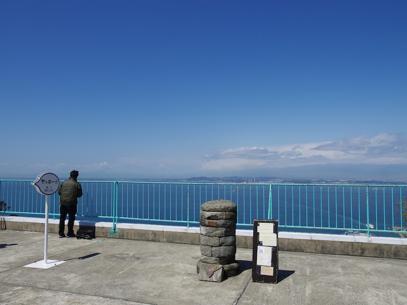 展望台まではロープウェイで。浦賀水道を一望できる最高のロケーションだ