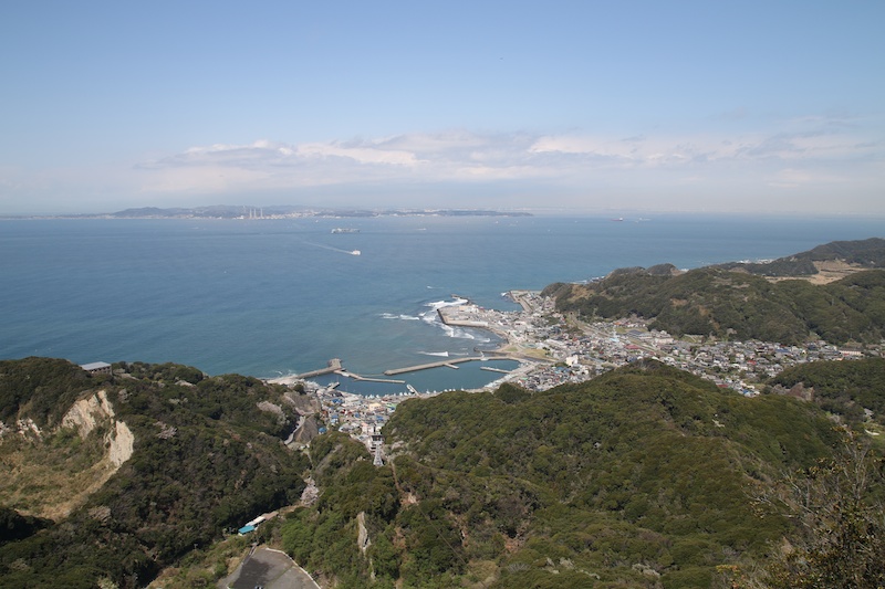 鋸山展望台からの眺め。山麓の港は金谷漁港、正面対岸に三浦半島を望むことができる。東京湾の出入り口となる浦賀水道を行き来する大小の船が手に取るように見えて楽しい