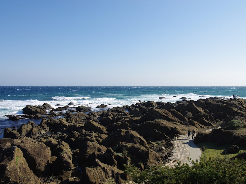 房総半島で最南端の野島崎。風と波に浸食された奇怪な形の岩が並ぶ