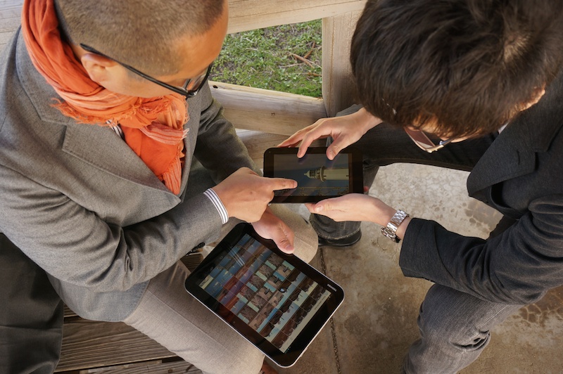 担当営業と担当編集、2人のタブレットで同じ画像を同時に表示