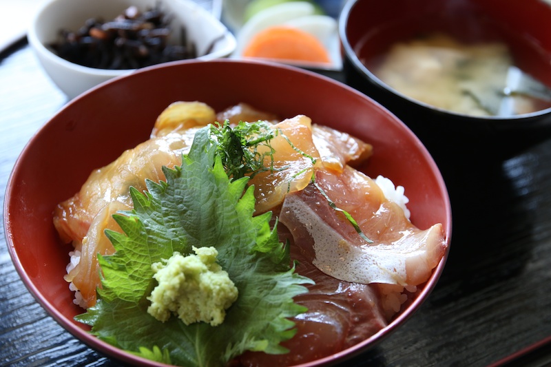この日に食べたのは地魚の漬け丼。あまりに美味しかったので、いつものクセで写真を撮ったあとFlashAirを利用してSNSにアップロードしようと思ったのだが…仕事が切迫していることを思い出し自粛した。プライベートで来た時にリベンジしようと思う。