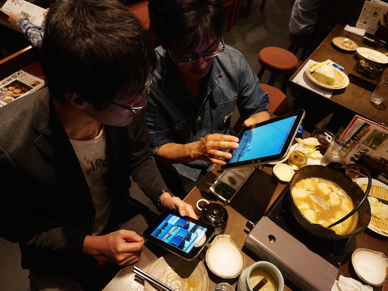 東京に戻ってみんなで食事。でも写真を見返すのに夢中でタブレットから手を離せない