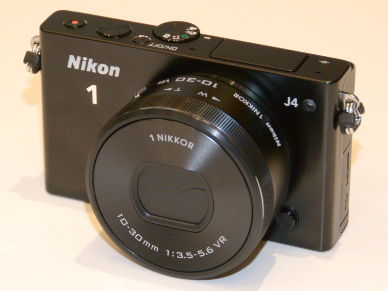 1 NIKKOR VR 10-30mm f/3.5-5.6 PD-ZOOMの装着時。レンズバリアを備えるのも特徴