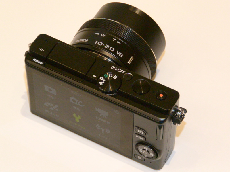 1 NIKKOR VR 10-30mm f/3.5-5.6 PD-ZOOMの装着時。レンズバリアを備えるのも特徴