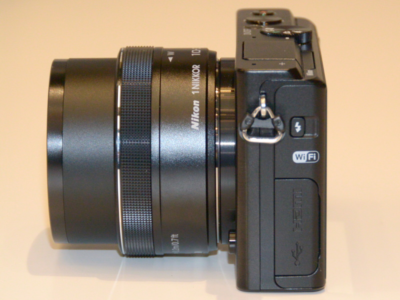 Wi-Fi機能、ストロボを内蔵。Nikon 1 V3と同様