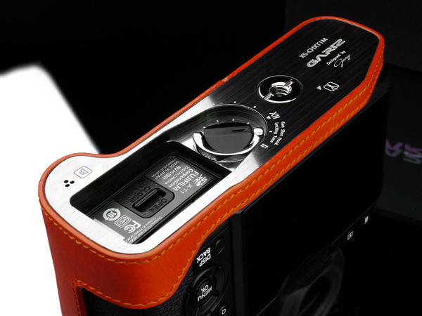 装着したままバッテリーと記録メディアの交換が可能