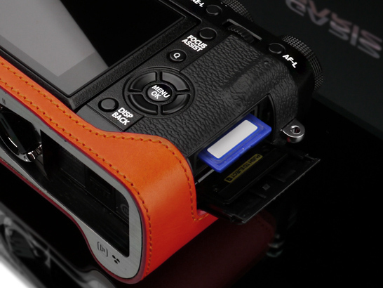 装着したままバッテリーと記録メディアの交換が可能