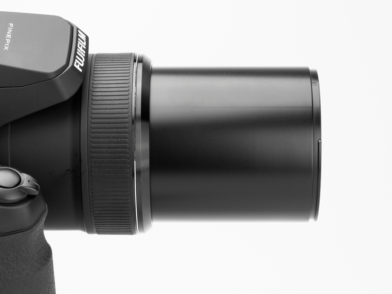 こちらは望遠端。電源オフの状態から6cmほど伸びる。