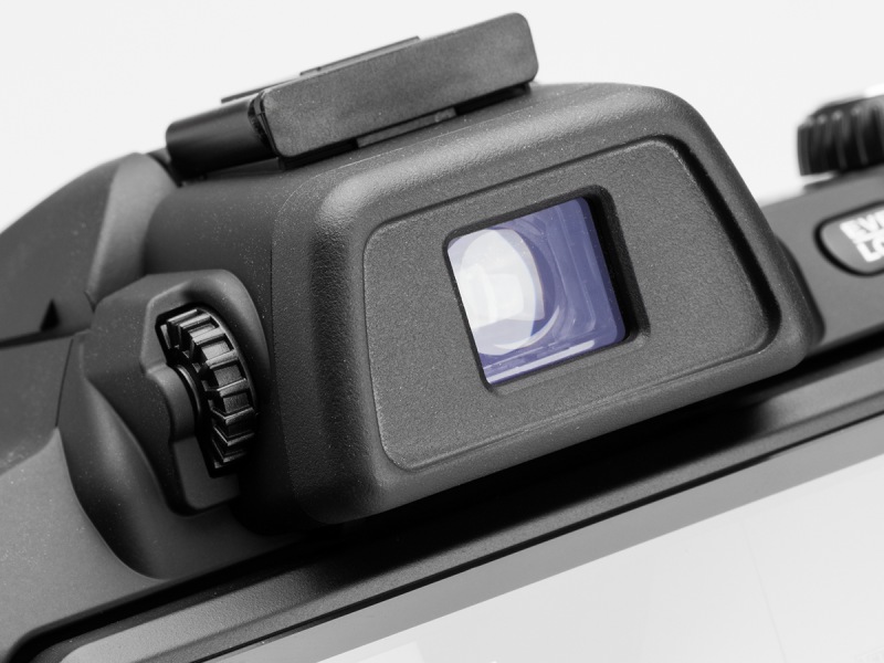 内蔵EVFは92万ドット相当。モニターとの自動切り替えはなく、接眼部の右側にある「EVF/LCD」ボタンで切り替える。