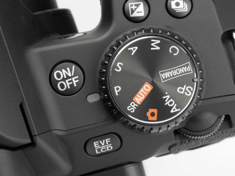 モードダイヤルには、上級者向けの「P」「S」「A」「M」の各モードも用意されている。今回はほとんどを「P」モードで撮影した。