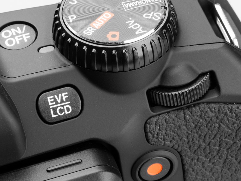 右手親指の位置にコマンド（電子）ダイヤルを装備。絞りやシャッター速度、露出補正などの設定に利用する。