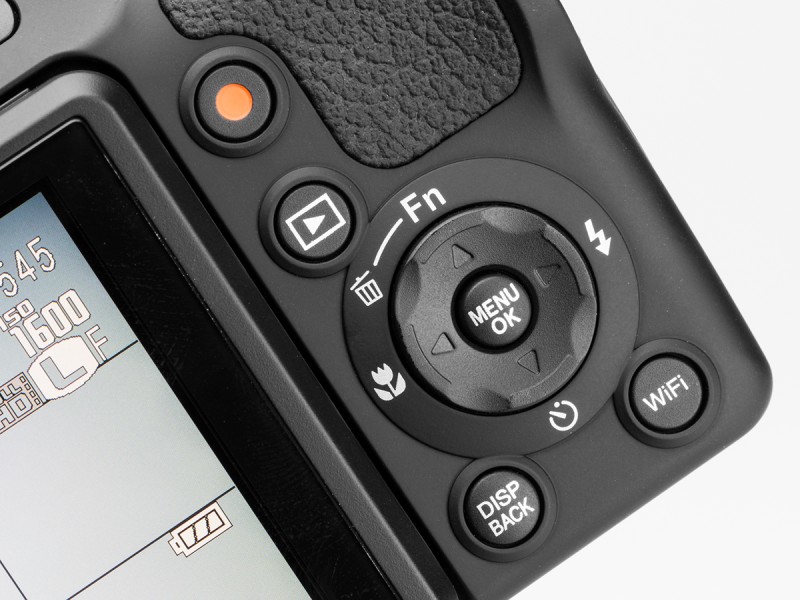 背面の操作部。動画撮影、再生、Wi-Fiボタンは、誤操作を避けるためだろう、ボタンの出っ張りがない。