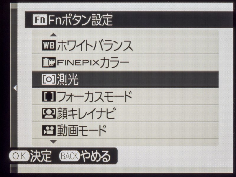セレクターボタン（十字キー）の上ボタンは、カスタマイズが可能なファンクションボタンになっていて、ISO感度などの機能を割り当てることができる。