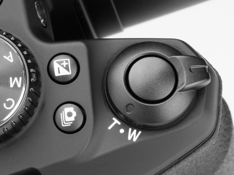 シャッターボタン外周のズームレバー。そばに露出補正ボタンと連写ボタンがある。