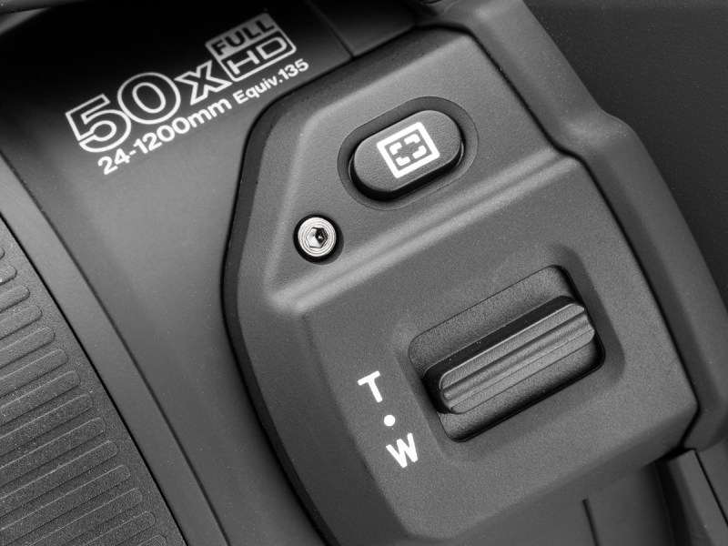 鏡胴の側面にサイドレバーとズームアウトボタンがある。