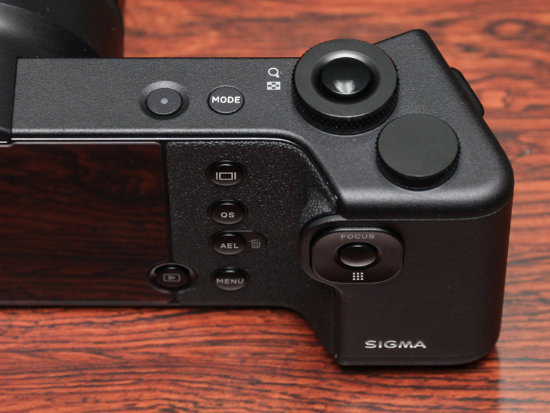 特徴的なグリップ形状となっている