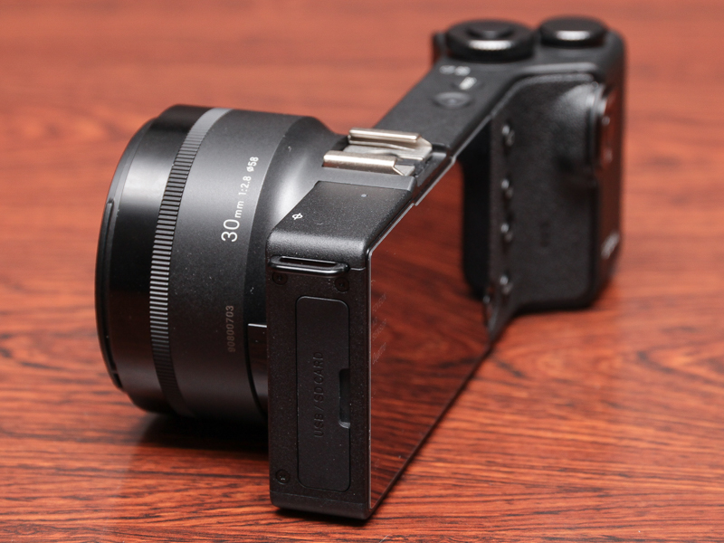 グリップを除くとボディ部は従来よりも薄い