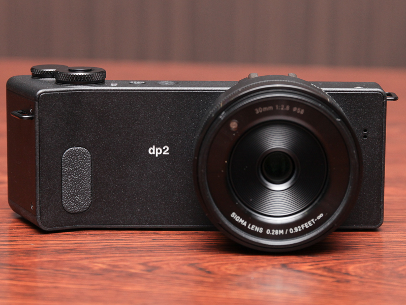 液晶モニター、ホットシュー、三脚穴をレンズ光軸に合わせて配置している