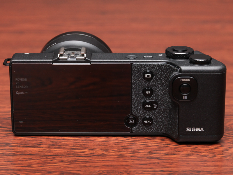 液晶モニター、ホットシュー、三脚穴をレンズ光軸に合わせて配置している