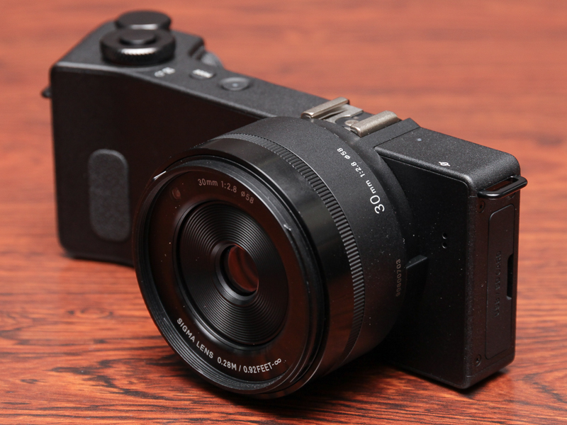 30mm F2.8（約45mm相当）レンズのdp2 Quattro