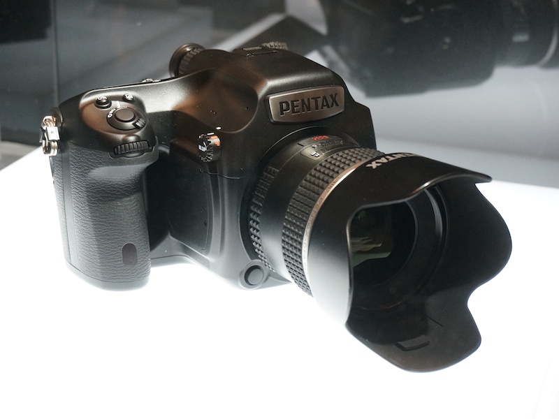PENTAX 645Z。6月末発売。店頭予想価格は税別80万円前後の見込み