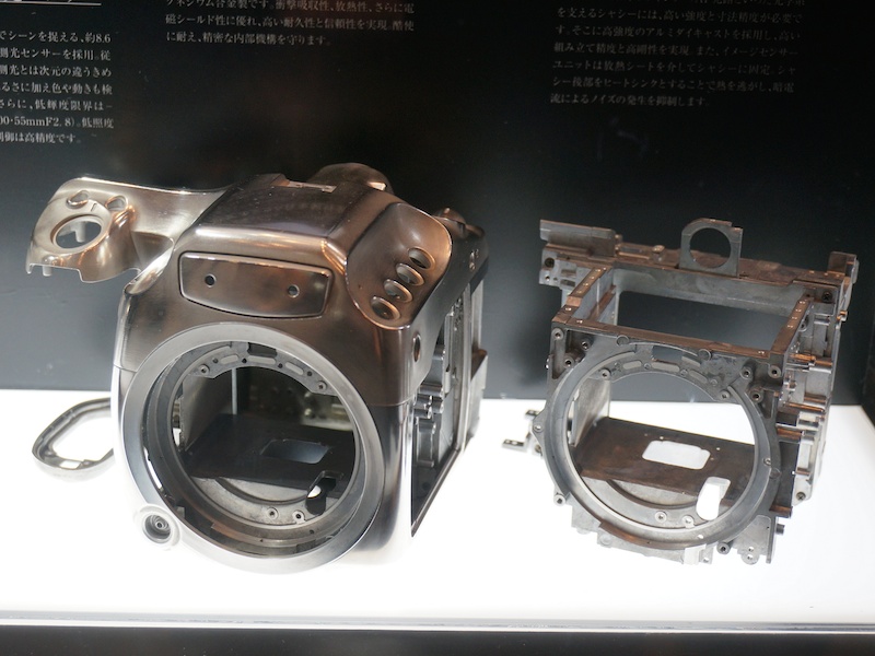 マグネシウム合金製の外装（左）とアルミダイキャスト製シャシー（右）。これらは645Dとの共用となる。防塵防滴構造を採用