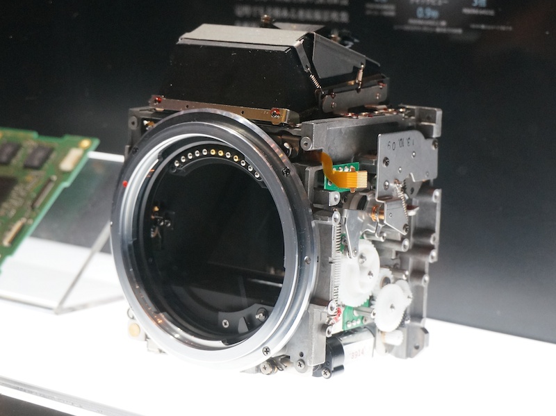 ミラーボックスとペンタ部。ペンタプリズムにはトラピゾイド（台形）プリズムを採用することで、ボディの高さを抑えた