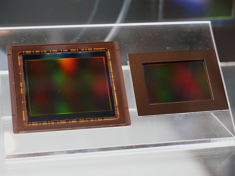 撮像素子はソニー製で、有効約5,140万画素CMOSセンサー。35mm判の1.7倍の面積を誇り、ローパスフィルターレス構造を採用