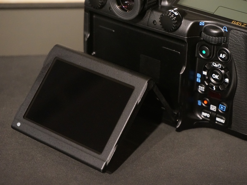 645Dでは不可能だったライブビュー撮影が可能になった。あわせて、液晶モニターは上下チルト式になっている