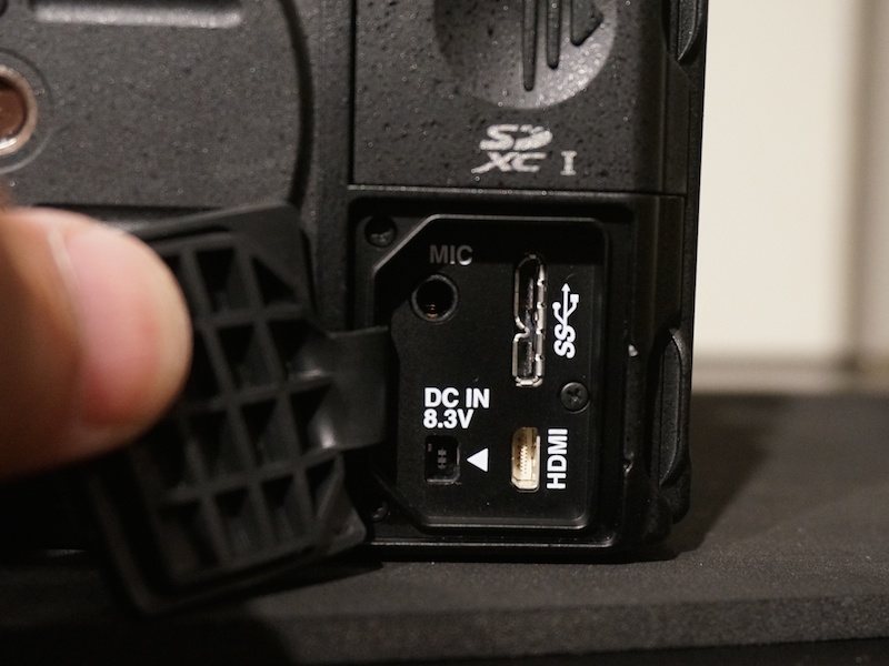 USB 3.0インターフェイスをいち早く装備。動画記録も可能になったので、MIC端子も備えている