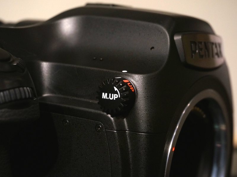 右手側上面には伝統のミラーアップボタンも