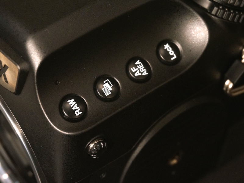 左手側のボタン。645DにあったSD1、SD2（SDスロットボタン）は省略されている