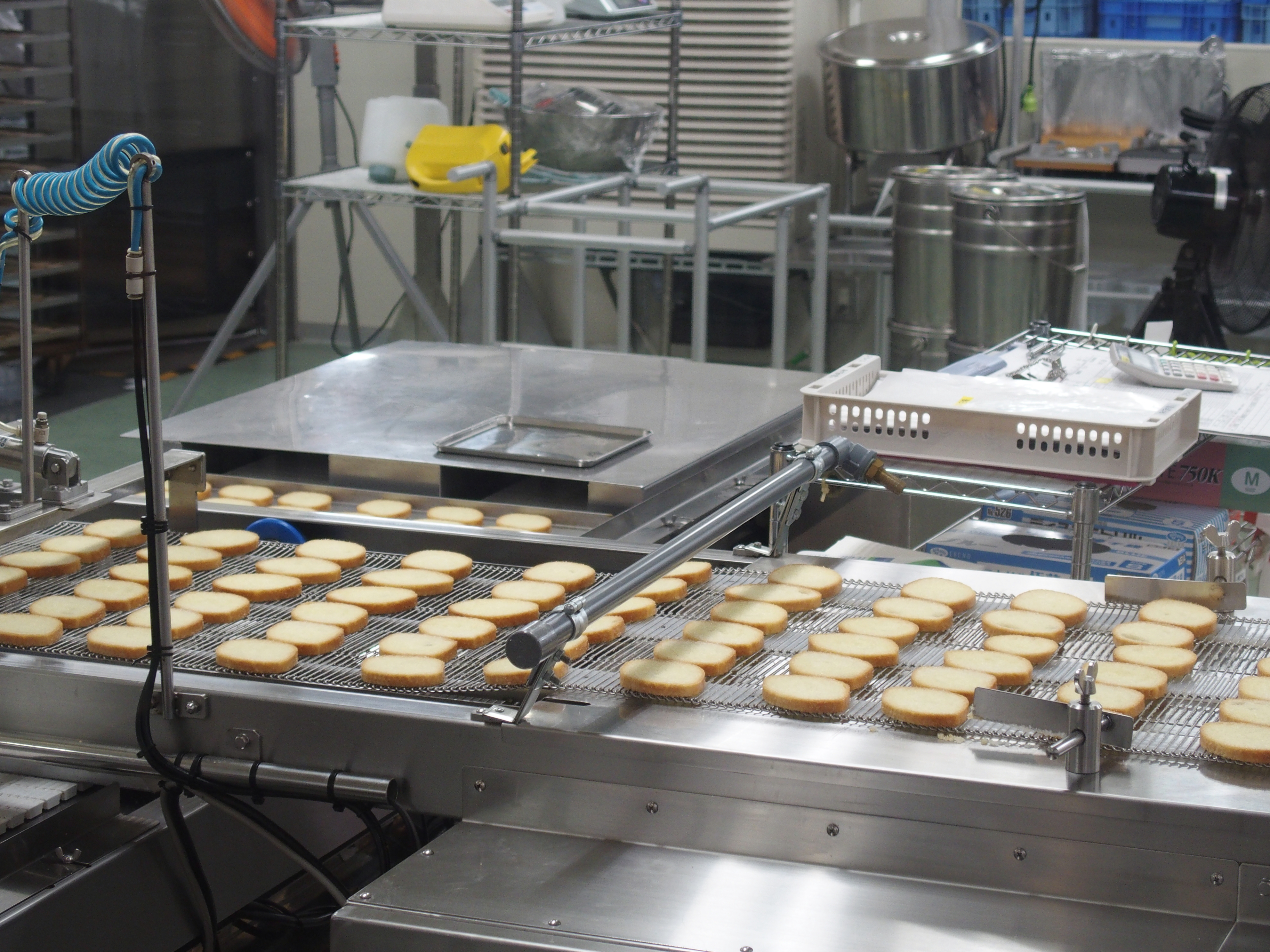 ラスクの製造工程。STYLUS 1　F2.8　1/80　+0.3EV　ISO100　WB:オート　17.8mm（84mm相当）