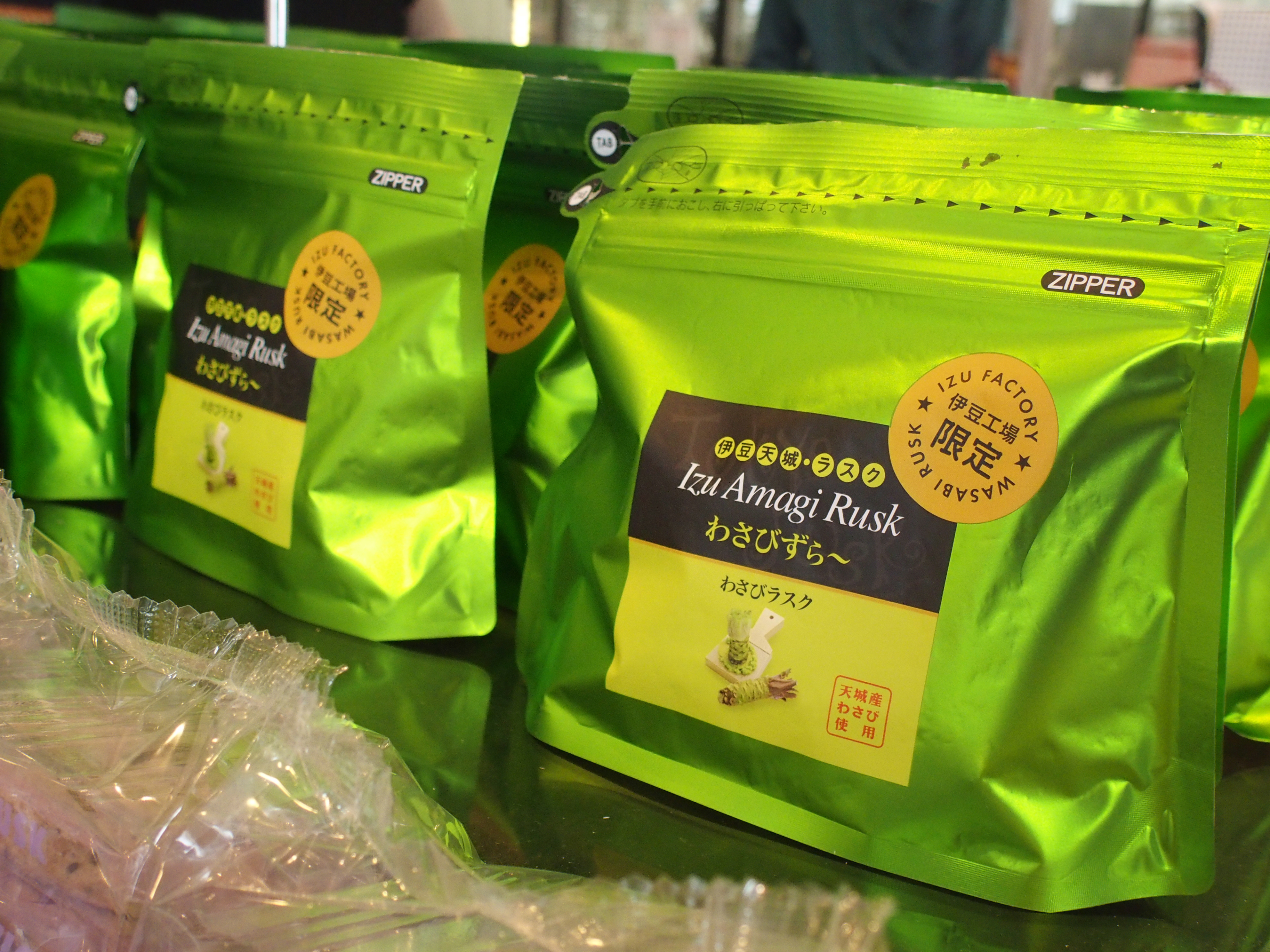 お土産に購入したわさびラスク。STYLUS 1　F2.8　1/160　+0.3EV　ISO800　WB:オート　9mm（42mm相当）