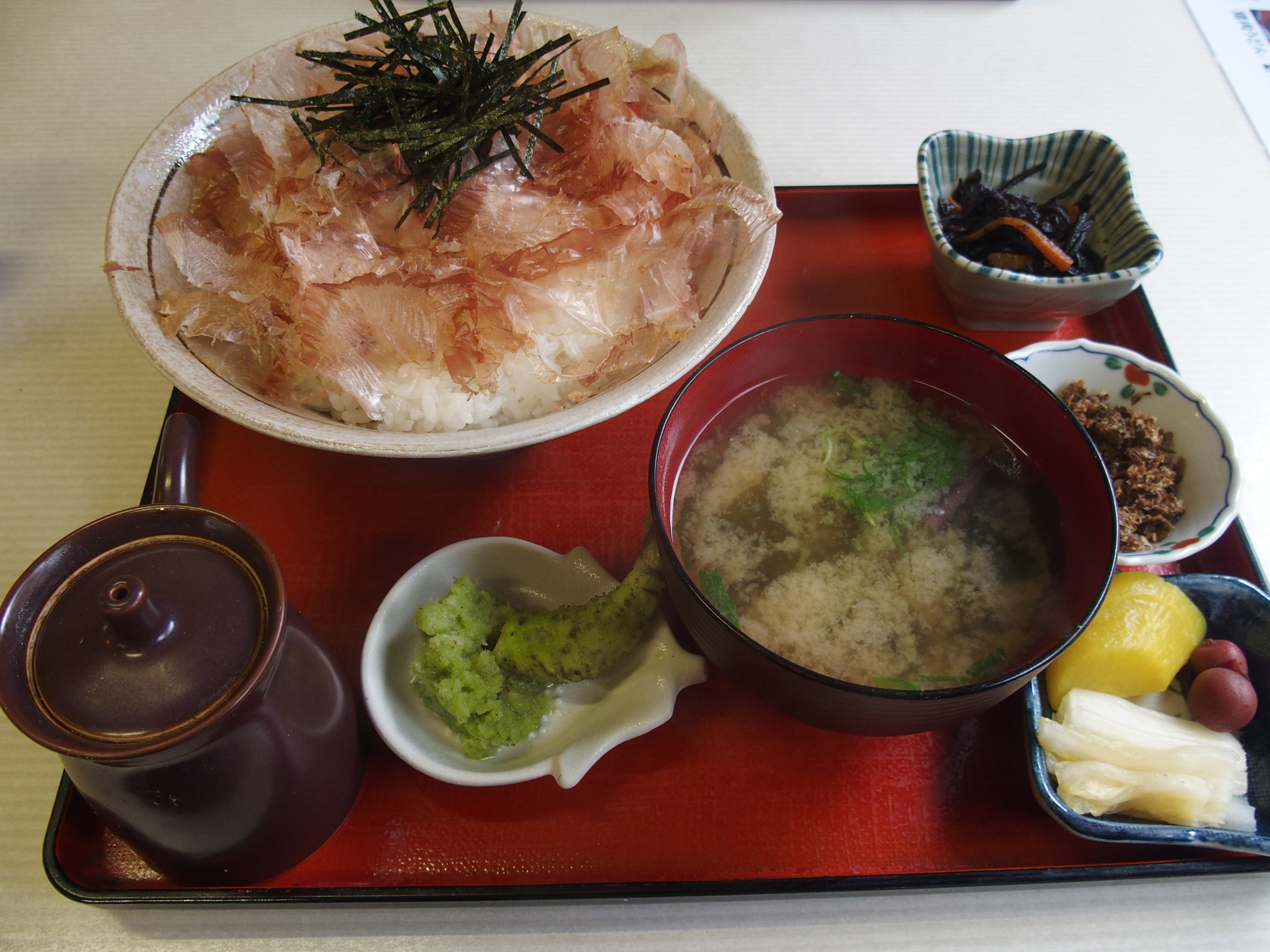 名物のわさび丼は大人の猫まんまといった感じ。STYLUS 1　F2.8　1/30　±0EV　ISO200　WB:オート　6mm（28mm相当）