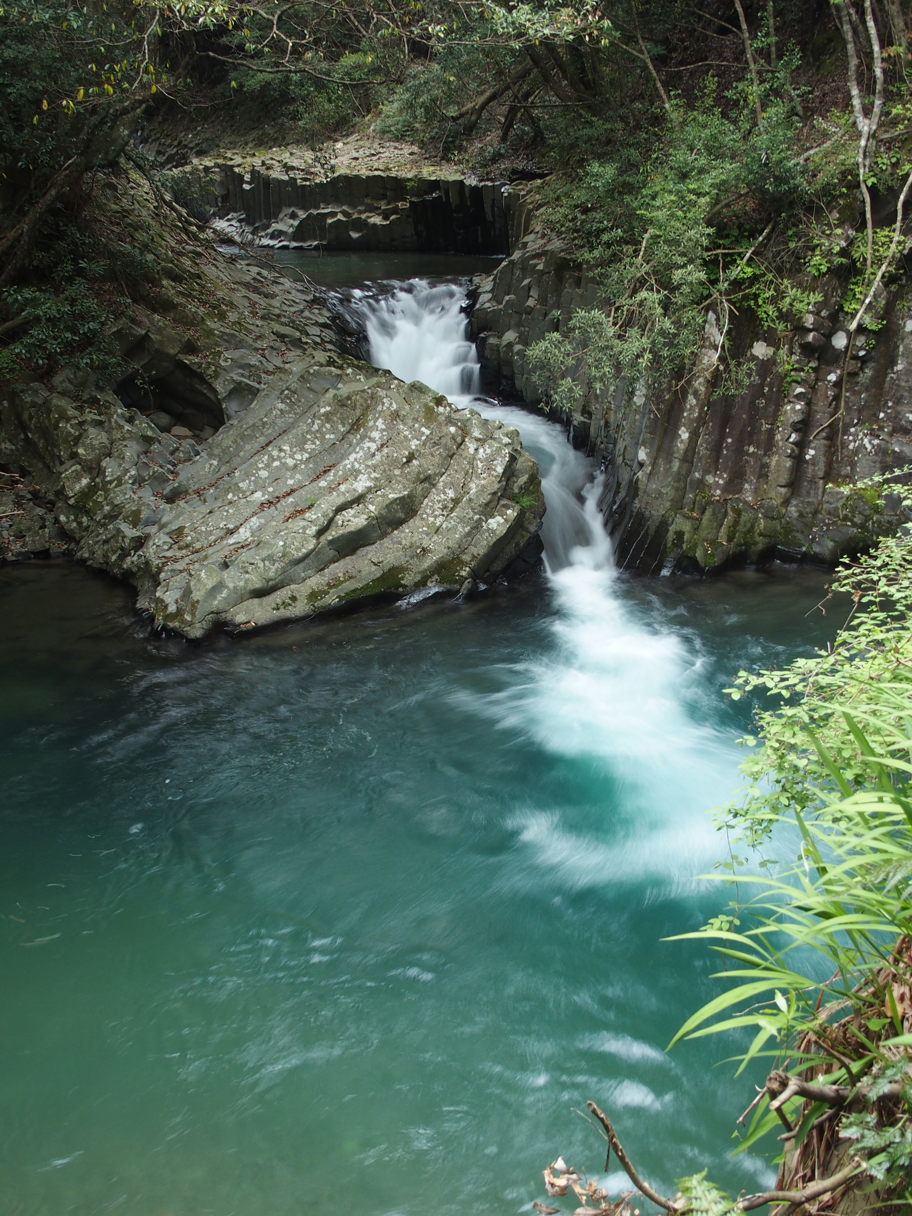 せっかくなので七滝の一つの出会滝へ。ここは水がとても綺麗だった。NDフィルターオン。手持ち撮影。STYLUS 1　F2.8　0.5秒　±0EV　ISO100　WB:晴天　8.1mm（38mm相当）