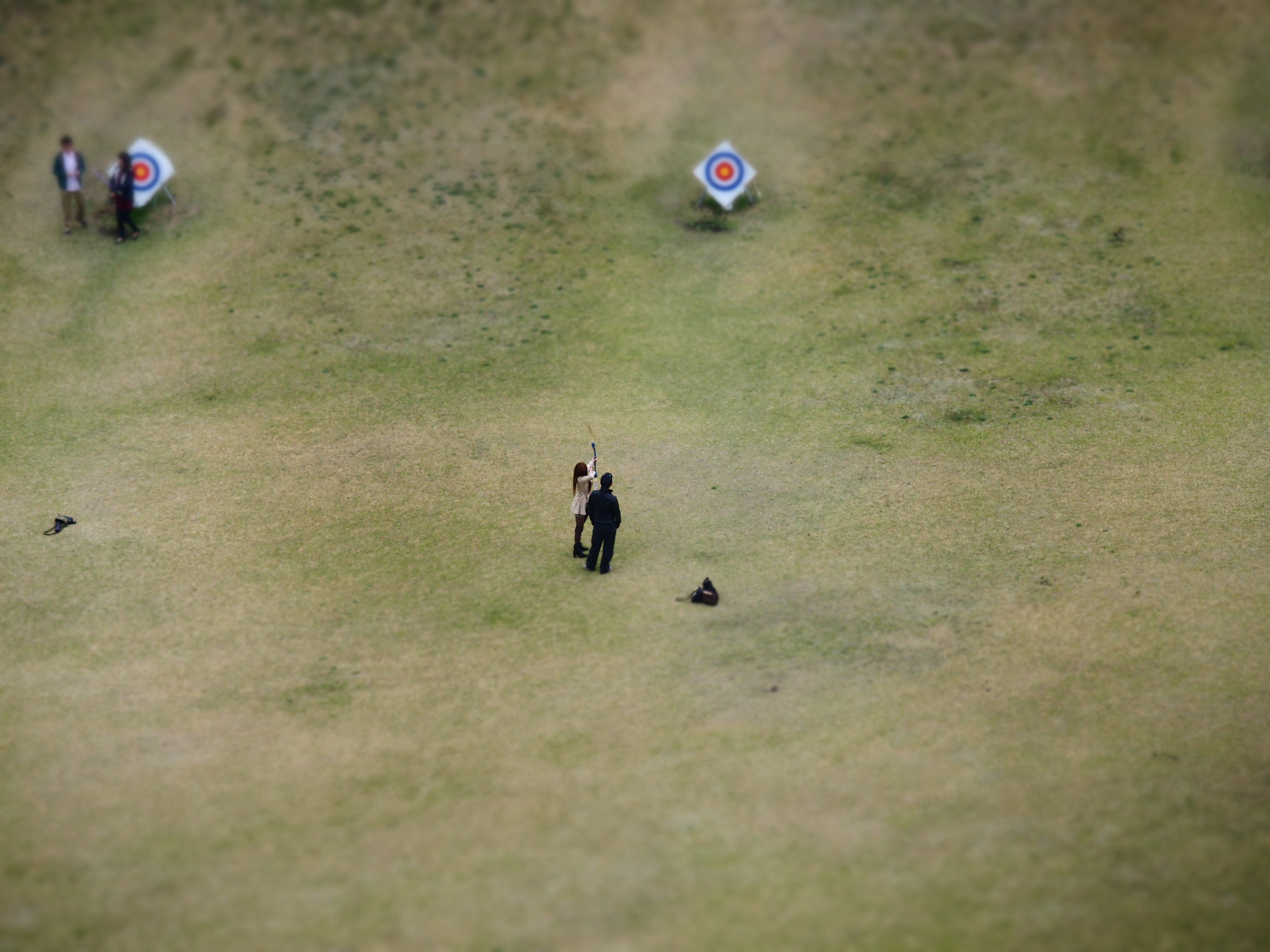 噴火口の中にあるアーチェリー場。アートフィルター「ジオラマ」を使用。STYLUS 1　F2.8　1/250秒　±0EV　ISO100　WB:オート　42.5mm（200mm相当）