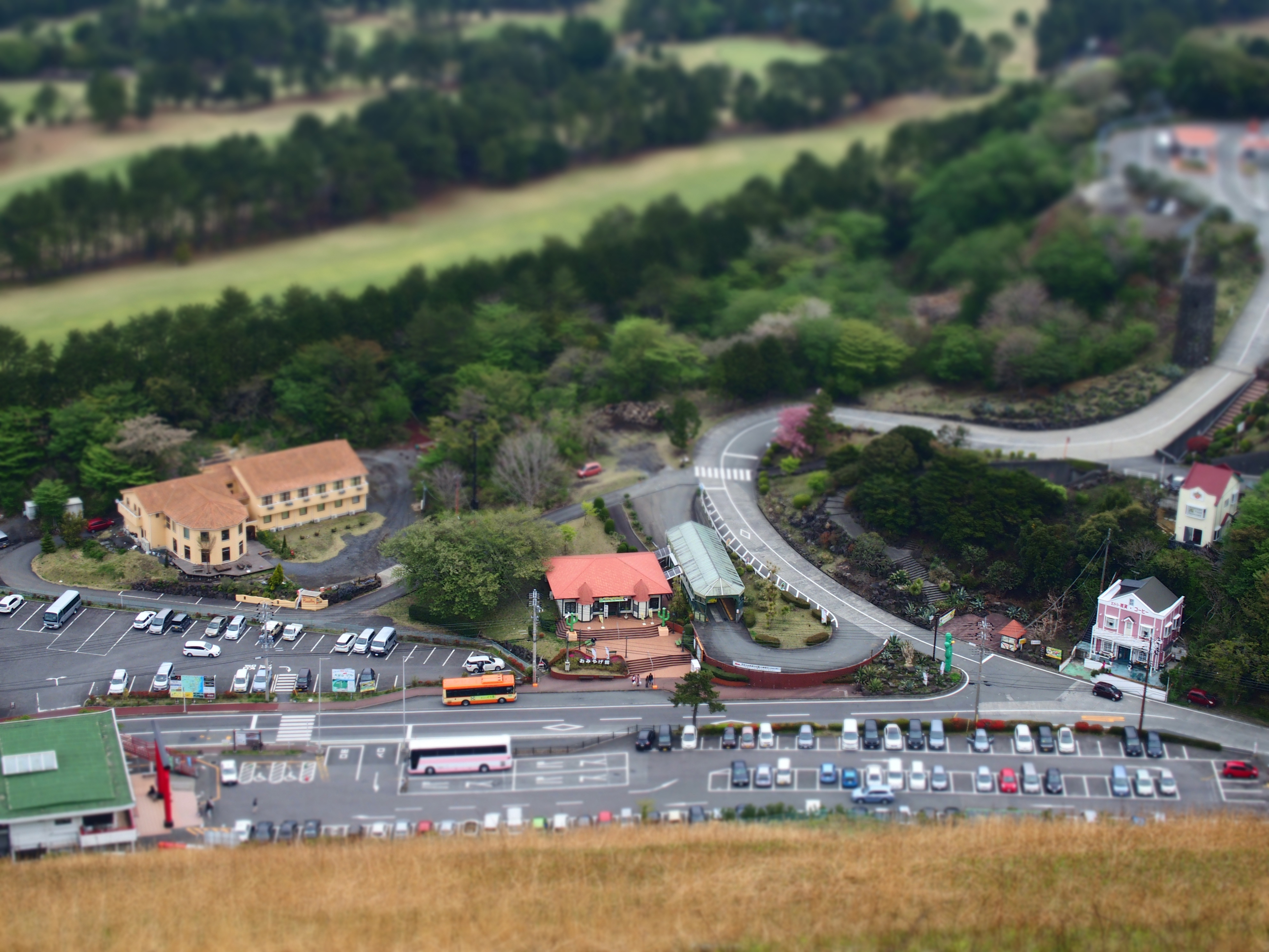 山の上から麓を見下ろす。アートフィルター「ジオラマ」を使用。STYLUS 1　F3.5　1/160秒　±0EV　ISO100　WB:オート　14.5mm（68mm相当）