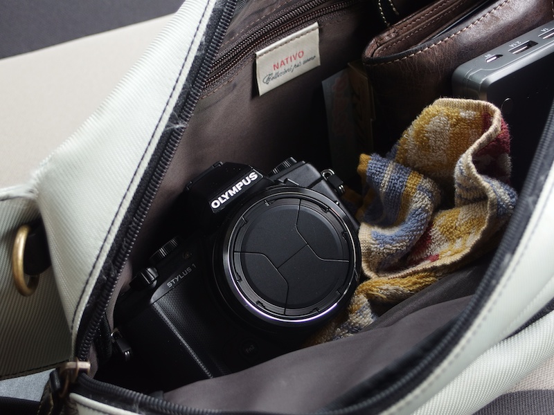 カメラバッグではなく、普段使ってるバッグにポンと放り込んで出掛けられる気軽さがいい。