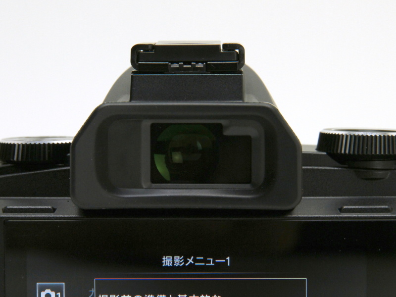 EVFを内蔵。EVFは144万ドット。ミラーレス機のOM-D E-M5と同等のスペックだ