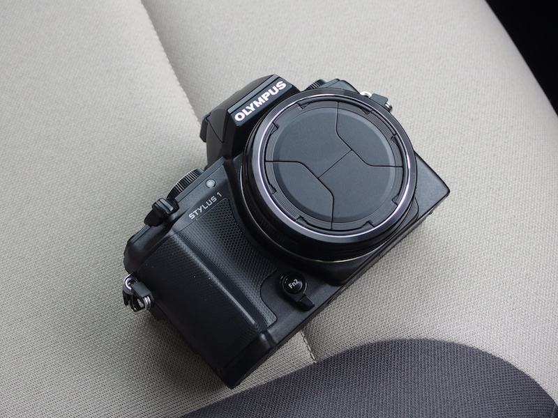 電源OFF（左）と電源ON（右）。レンズキャップが外れないので、外れたレンズキャップを管理する必要がない